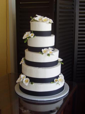 Black and white square wedding cake decorated with gumpaste daisies by